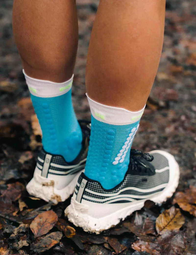 pro-racing-socks-v40-trail-norse-blue-neon-green (4)