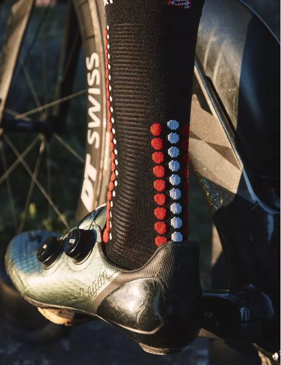 pro-racing-socks-v4-0-bike-black-red (2)